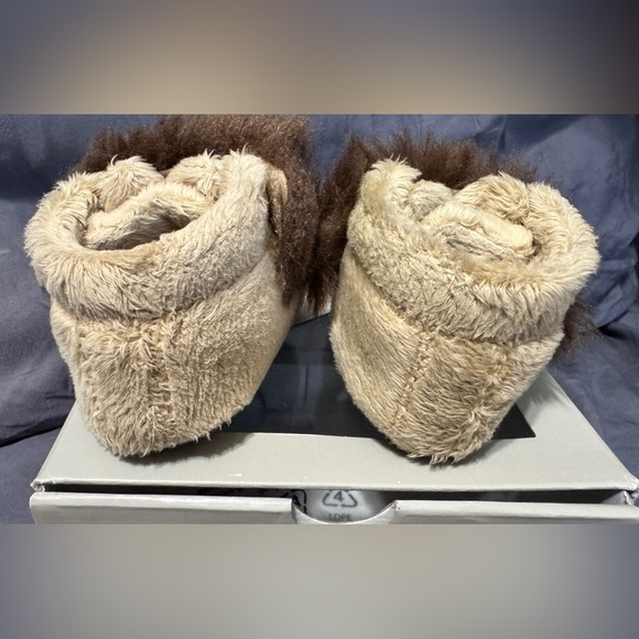 Ugg Bixbee Lion Stuffie Baby Booties - Picture 5 of 6